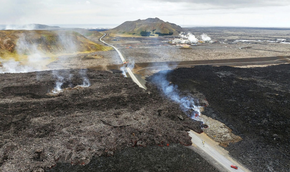 Featured image for “Hraun flæðir yfir Grindavíkurveg og lekur yfir varnargarðinn í átt að Svartsengisvirkjun”